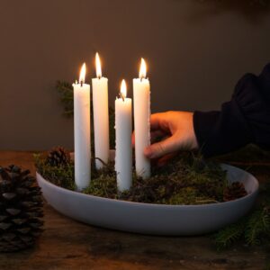 Candelabro ovale in ceramica color grigio chiaro con 4 candele accese, atmosfera molto rilassante