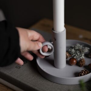 Candeliere da tavolo in ceramica grigia opaca per una candela. La forma rétro ricorda i candelieri di una volta