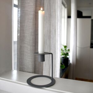 Candelabro in stile rétro in metallo smaltato grigio scuro a 1 fiamma.Lo stile minimalista è perfettamente nordico