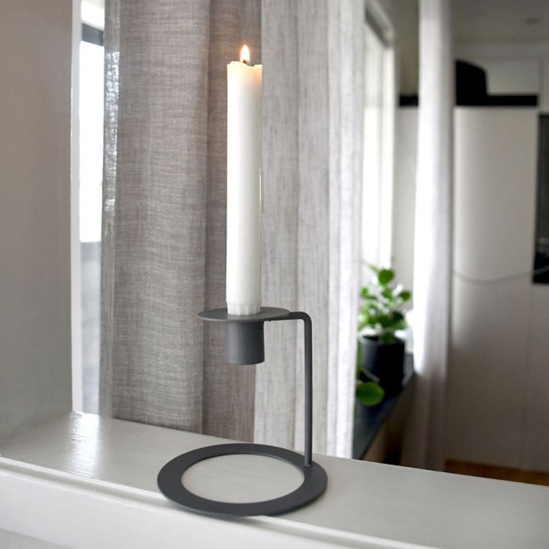 Candelabro in stile rétro in metallo smaltato grigio scuro a 1 fiamma.Lo stile minimalista è perfettamente nordico