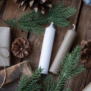 candele danesi a bastoncino di colore bianco e tortora