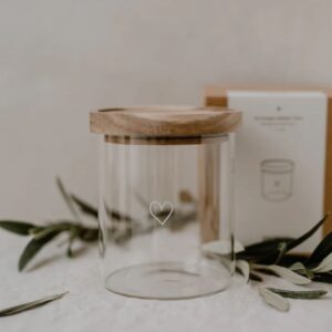 elegante, pratico e semplice barattolo in vetro borosilicato trasparente con stampa cuore bianco sul fronte e tappo ermetico in legno di acacia naturale alto 13 cm