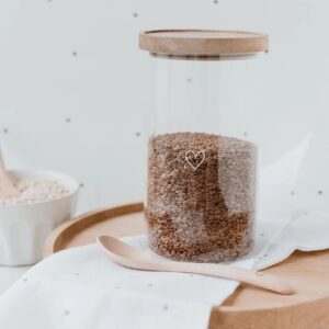 elegante, pratico e semplice barattolo in vetro borosilicato trasparente con stampa cuore bianco sul fronte e tappo ermetico in legno di acacia naturale alto 19 cm
