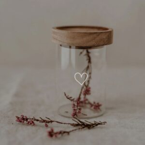 elegante, pratico e semplice barattolo in vetro borosilicato trasparente con stampa cuore bianco sul fronte e tappo ermetico in legno di acacia naturale alto 9 cm