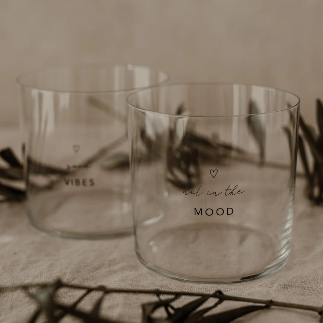 set di due bicchieri in vetro borosilicato trasparente con rispettivamente la stampa "not in the MOOD" e "good VIBES"