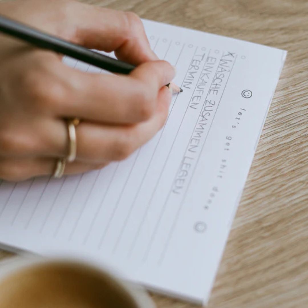 blocco note 50 fogli con design a puntini di carta bianca per scrivere con stampa "Let's get shit done"