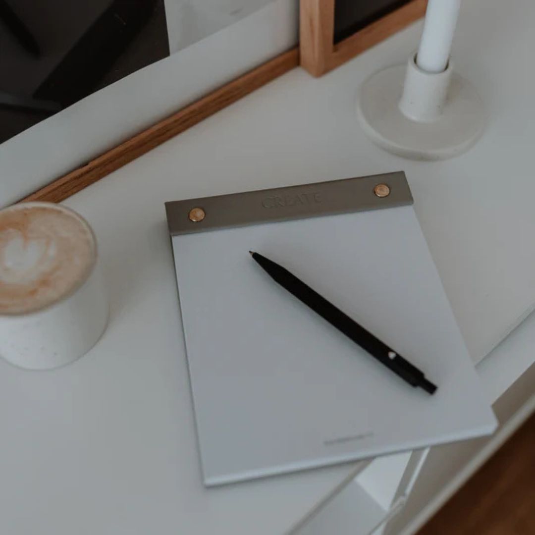 blocco note ricaricabile in similpelle di colore tortora e con incisa la parola create