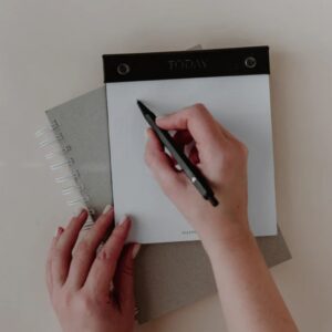 blocco note ricaricabile in similpelle di colore nero e con incisa la parola today