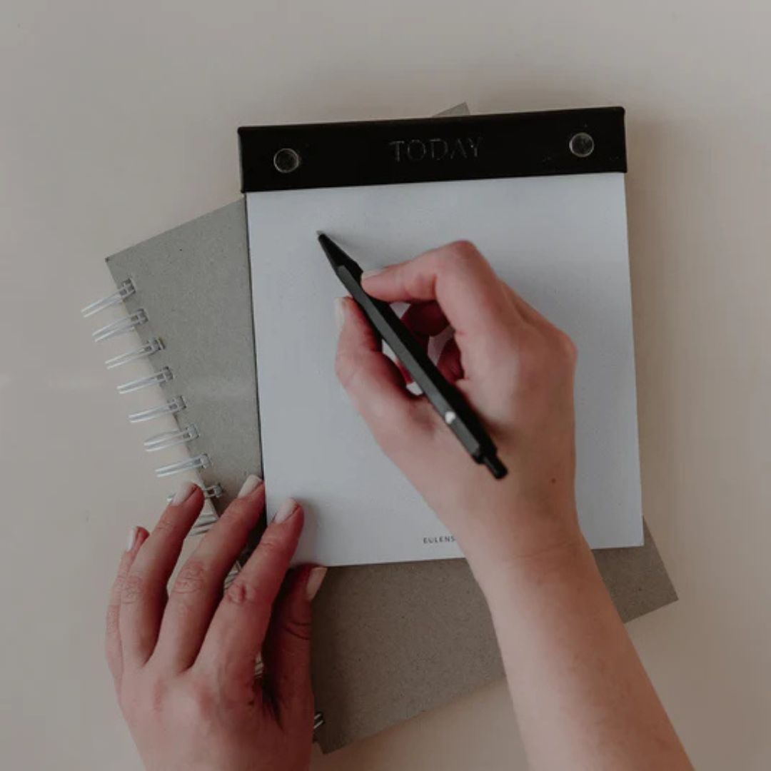 blocco note ricaricabile in similpelle di colore nero e con incisa la parola today