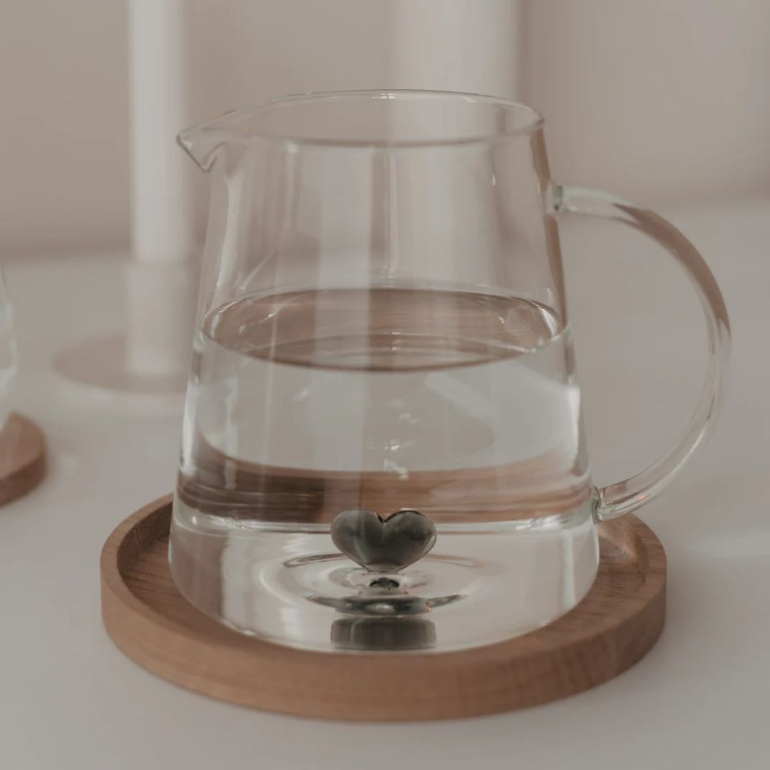 caraffa in vetro borosilicato trasparente con un cuore in vetro 3D nero sul fondo