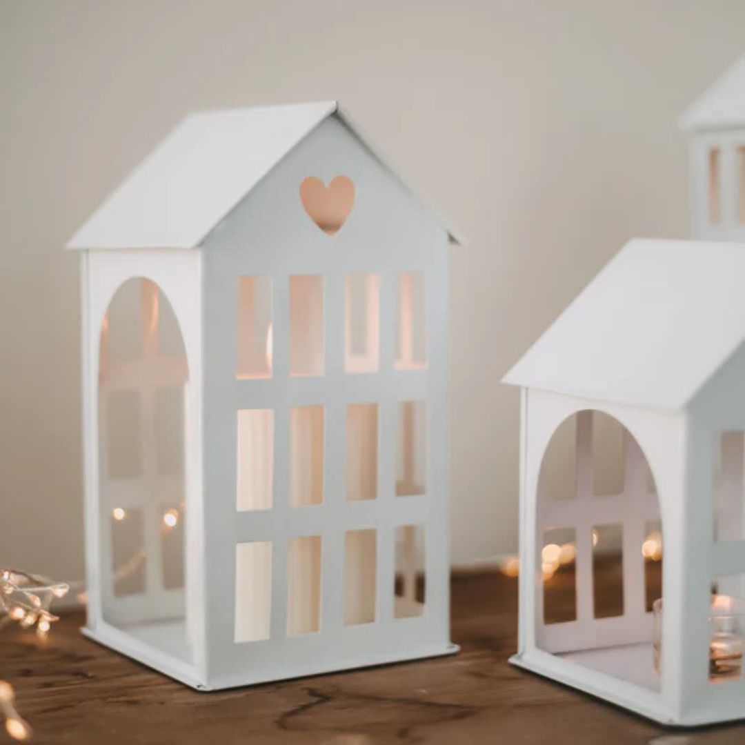 casetta di media misura in metallo smaltato bianco con inciso un cuore nella parte superiore, può essere usata con candele a fiamma, led o un filo di luci