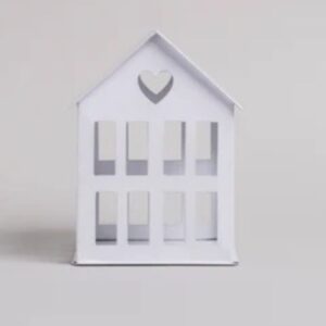 piccola casetta in metallo smaltato bianco con inciso un cuore nella parte superiore, può essere usata con candele a fiamma, led o un filo di luci