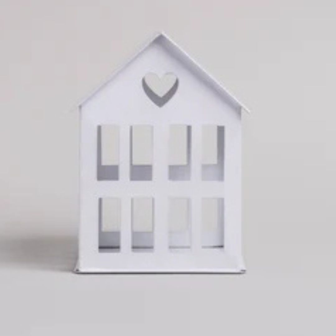 piccola casetta in metallo smaltato bianco con inciso un cuore nella parte superiore, può essere usata con candele a fiamma, led o un filo di luci