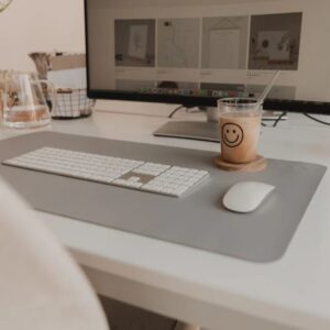 zona lavoro pc con pad per scivania in similpelle di colore grigio con stampa a cuore