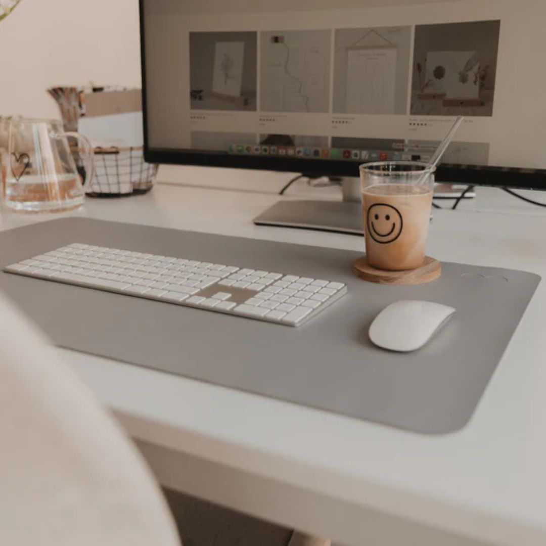 zona lavoro pc con pad per scivania in similpelle di colore grigio con stampa a cuore