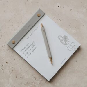 blocco note in similpelle e carta bianca con penna a sfera di design minimal di colore grigio