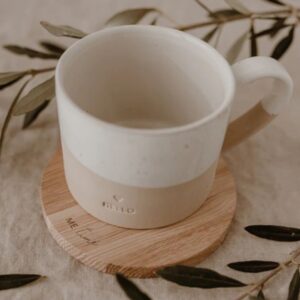 sottobicchiere in legno di quercia naturale con stampa al laser "me time" sul bordo superiore