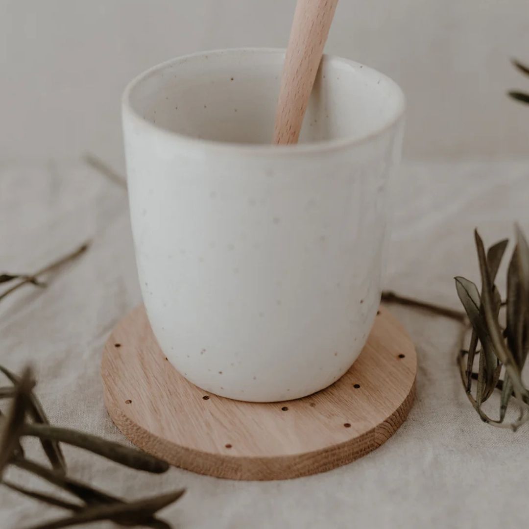 sottobicchiere in legno di quercia naturale con stampati al laser tanti piccoli puntini sul lato superiore
