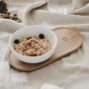 vassoio da colazione o da tè in legno di quercia naturale con stampa al laser raffigurante un piccolo cuore con tazza e cereali