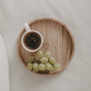 vassoio da colazione o da tè in legno di quercia naturale con stampa al laser raffigurante un piccolo cuore con tazza di caffè e un piccolo grappolo d'uva bianca