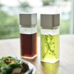 Dosatori per condimenti liquidi con pratico beccuccio antigoccia di colore bianco semitrasparente