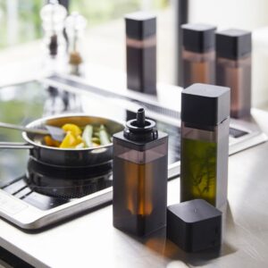 Dosatori per condimenti liquidi con pratico beccuccio antigoccia di colore nero semitrasparente