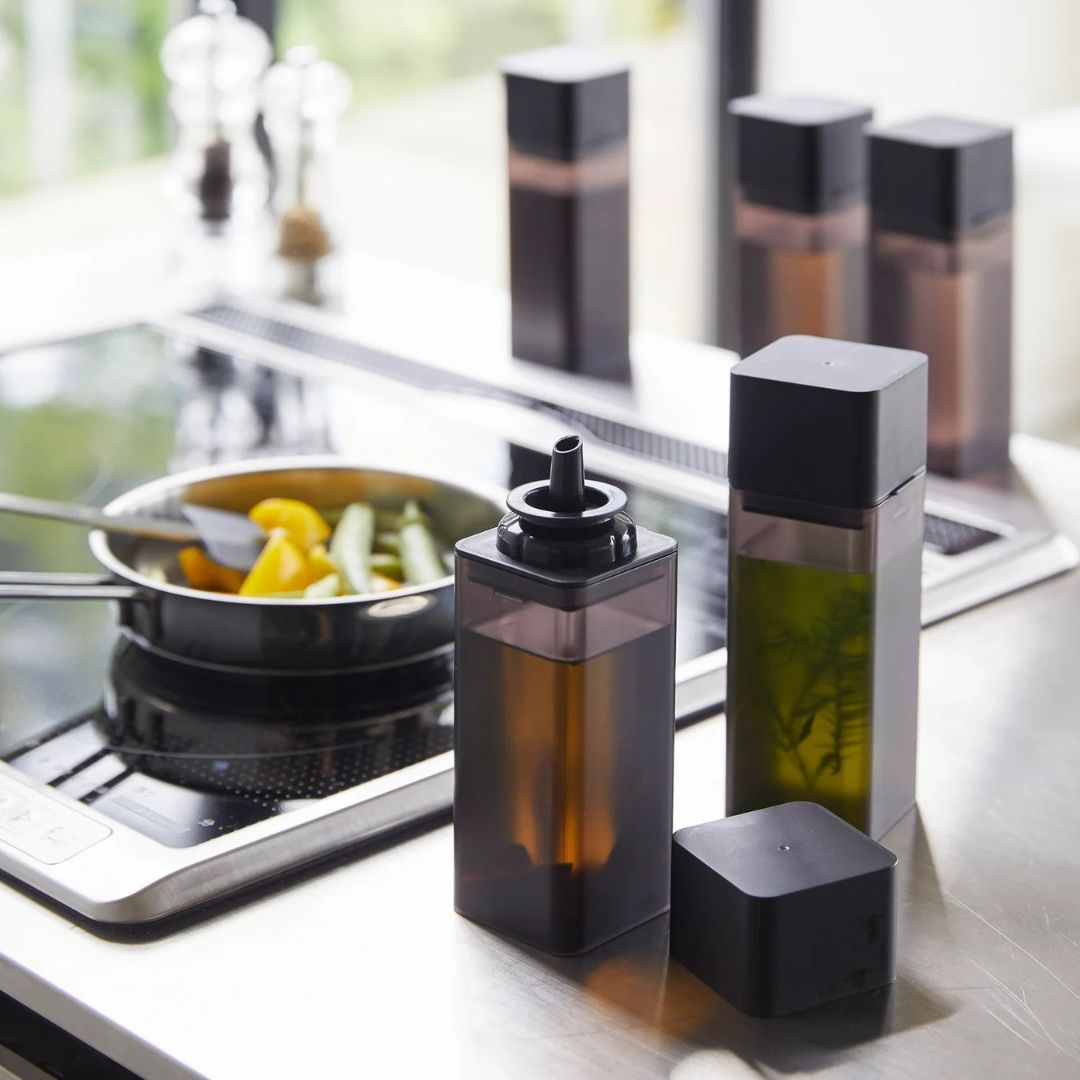 Dosatori per condimenti liquidi con pratico beccuccio antigoccia di colore nero semitrasparente