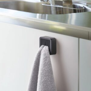 Gancio adesivo a pressione portastrofinaccio per ante cucina o bagno di colore nero