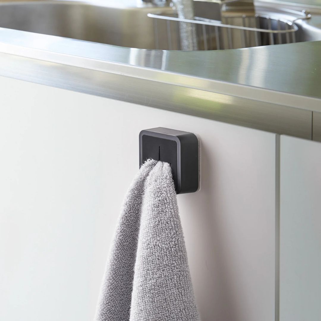 Gancio adesivo a pressione portastrofinaccio per ante cucina o bagno di colore nero