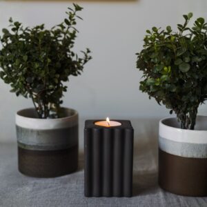 Piccolo portacandela tea-light in ceramica opaca di colore antracite come accessorio arredo hygge