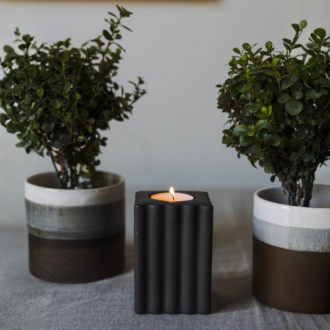 Piccolo portacandela tea-light in ceramica opaca di colore antracite come accessorio arredo hygge