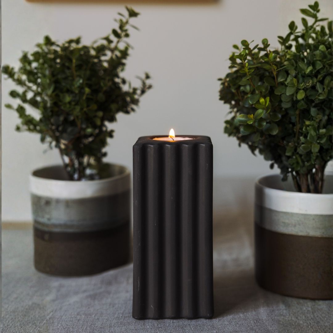 Portacandela tea-light in ceramica opaca di colore antracite come accessorio arredo hygge
