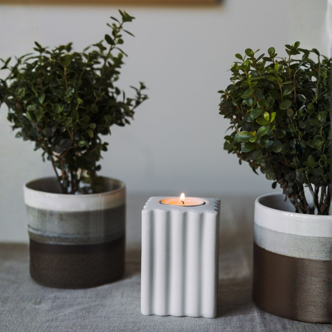 Piccolo portacandela tea-light in ceramica opaca di colore bianco come accessorio arredo hygge