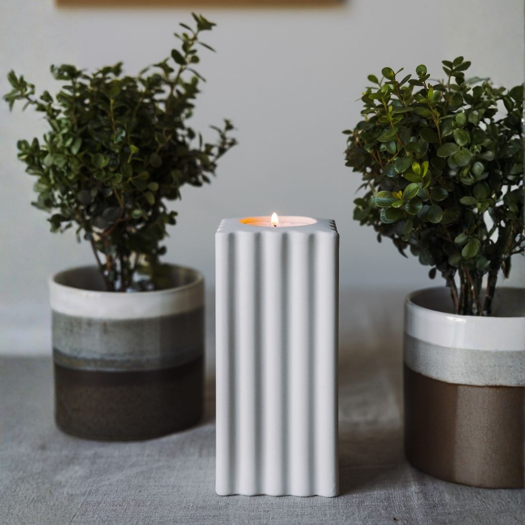 Portacandela tea-light in ceramica opaca di colore bianco come accessorio arredo hygge