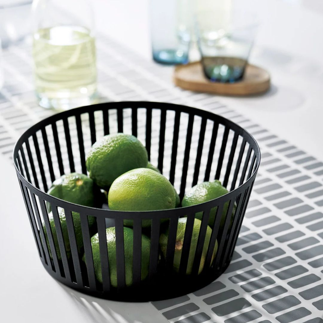 cesto portafrutta centrotavola in acciaio verniciato nero dal design minimal e sofisticato