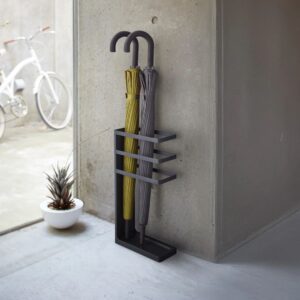 Portaombrelli slim di design minimal adatto agli spazi ristretti in acciaio verniciato nero