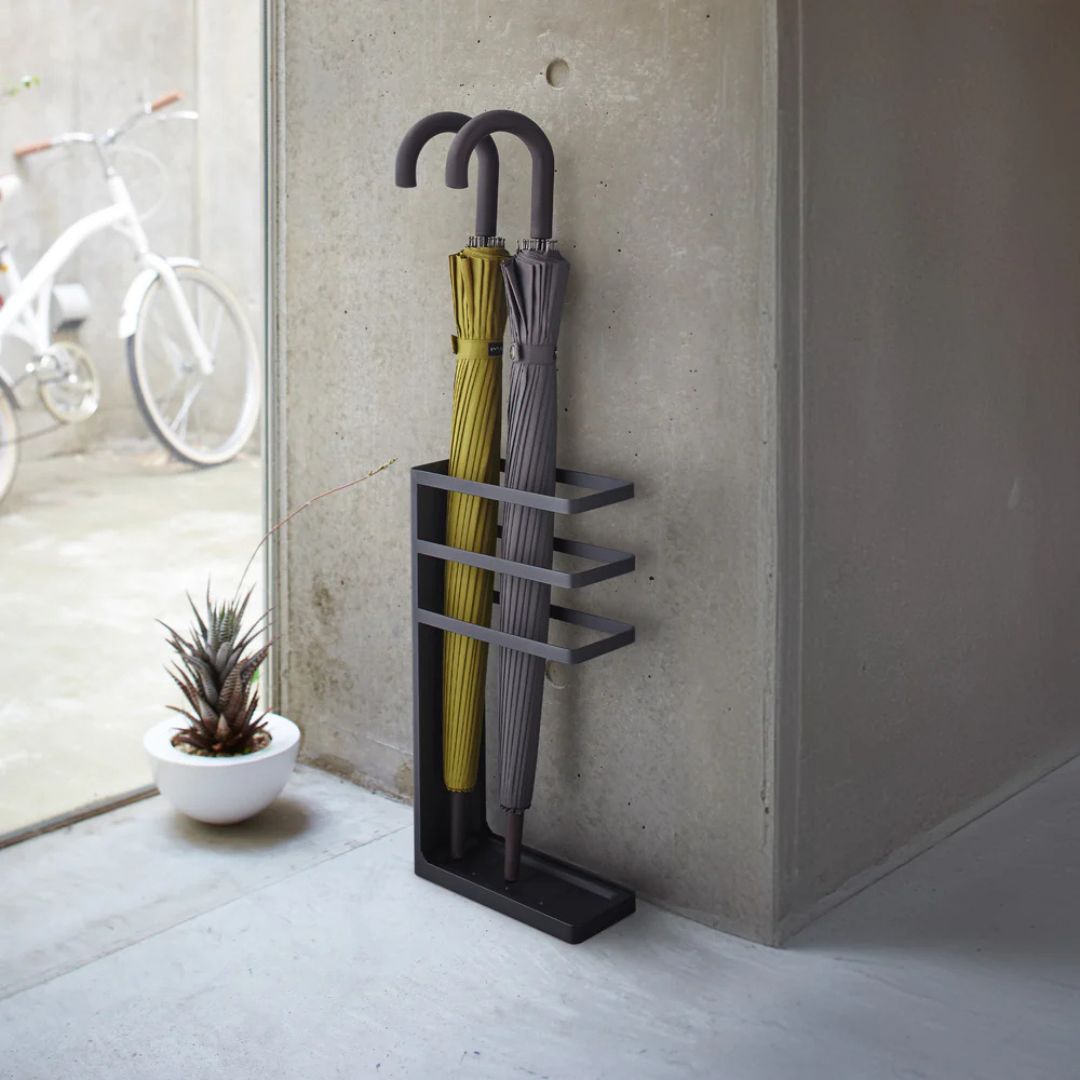 Portaombrelli slim di design minimal adatto agli spazi ristretti in acciaio verniciato nero