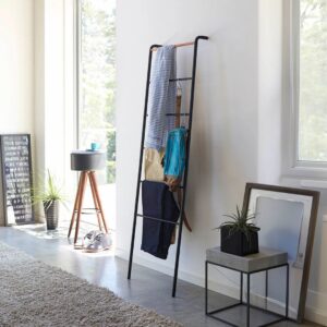 Scala appendiabiti e asciugamani in acciaio verniciato nero in appoggio sulla parete