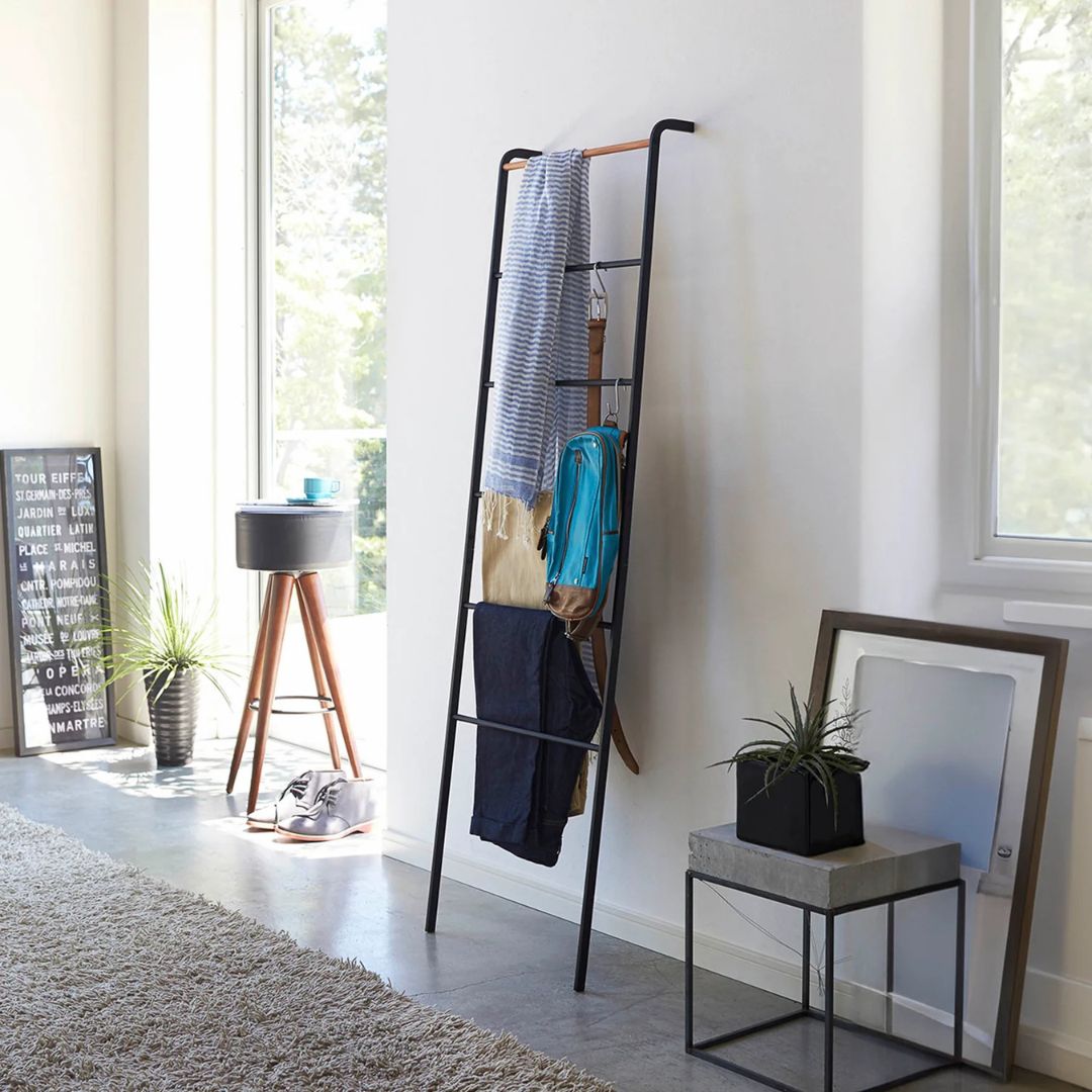 Scala appendiabiti e asciugamani in acciaio verniciato nero in appoggio sulla parete