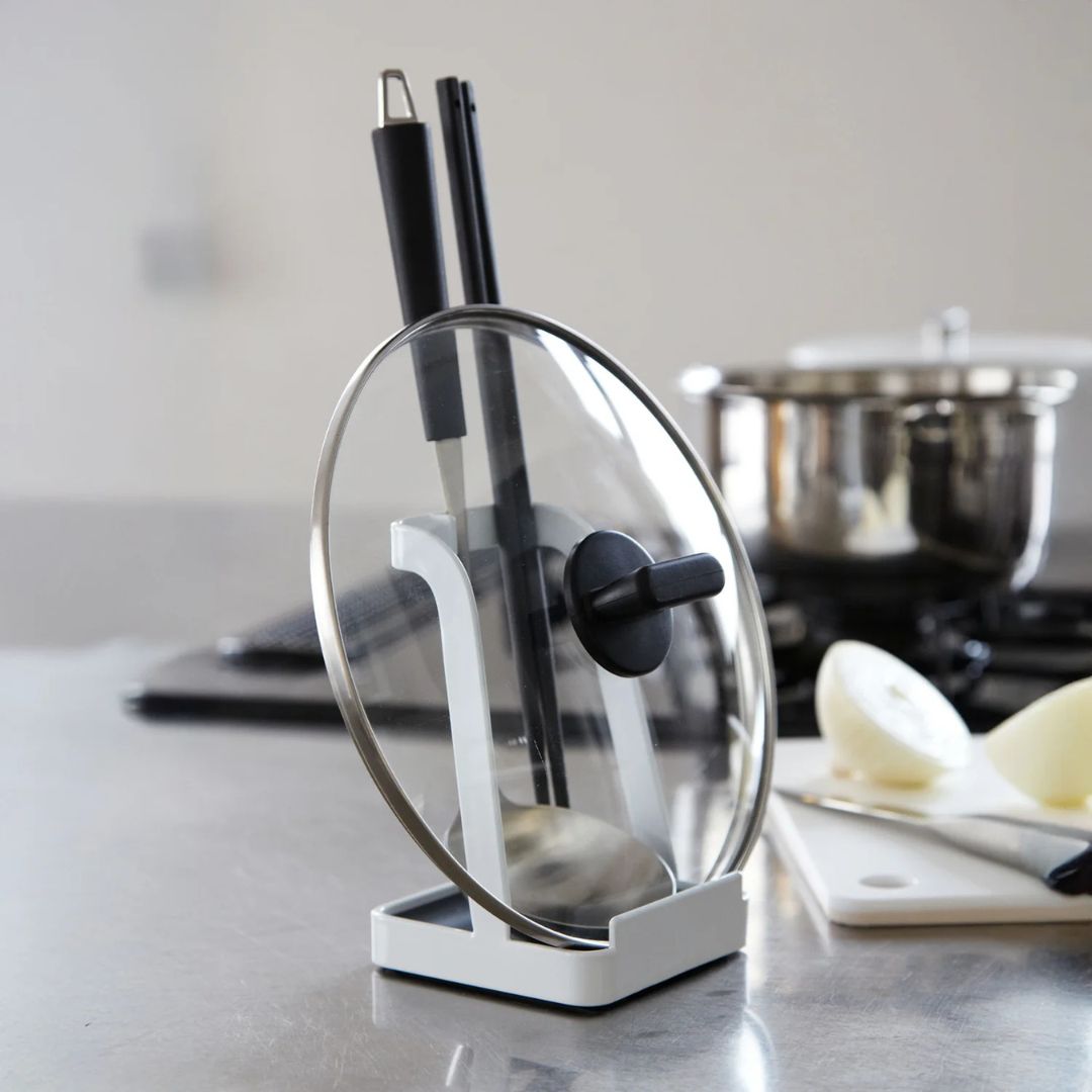 Pratico supporto per mestoli e coperchi da cucina in acciaio verniciato bianco con vaschetta raccogligoccia