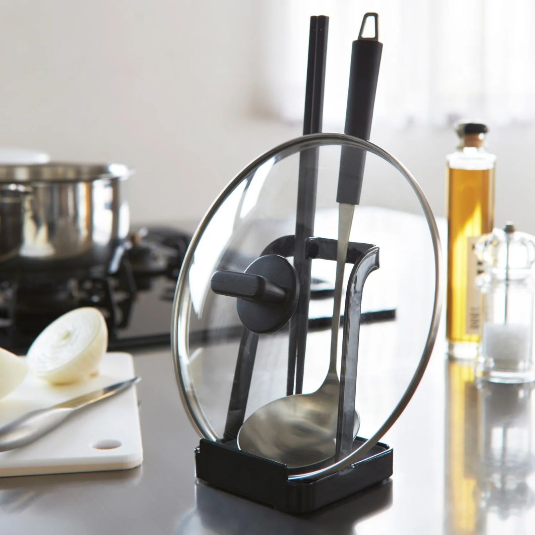 Pratico supporto per mestoli e coperchi da cucina in acciaio verniciato nero con vaschetta raccogligoccia