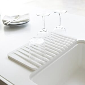 Tappetino scolapiatti in silicone dal design minimal con pratico sistema di scolo dell'acqua di colore bianco