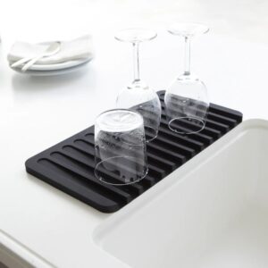 Tappetino scolapiatti in silicone dal design minimal con pratico sistema di scolo dell'acqua di colore nero