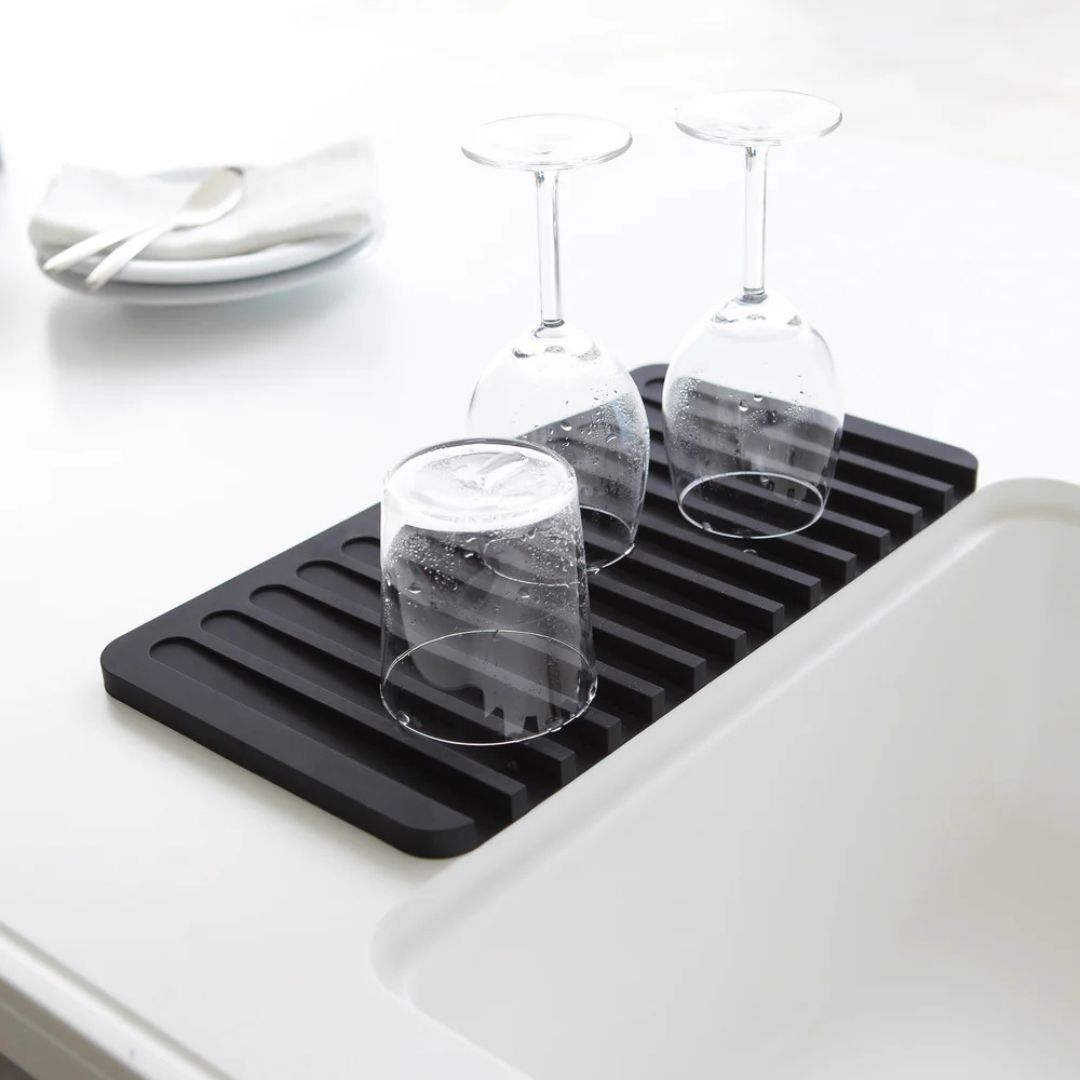 Tappetino scolapiatti in silicone dal design minimal con pratico sistema di scolo dell'acqua di colore nero