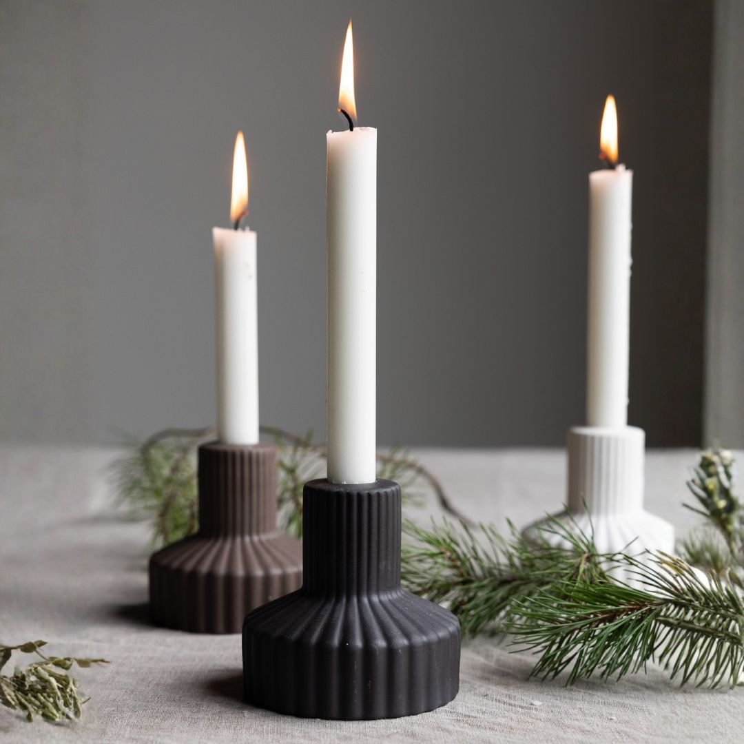 Piccolo vaso adatto anche come portacandela in ceramica opaca di colore antracite dal design minimal in perfetto stile nordico