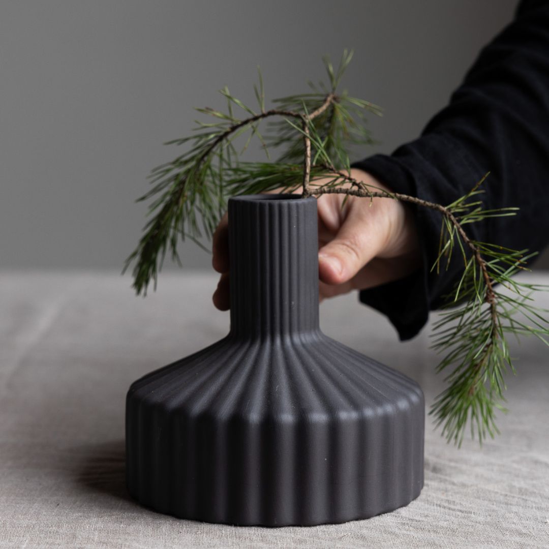 Vaso in ceramica opaca di colore antracite dal design minimal in perfetto stile nordico