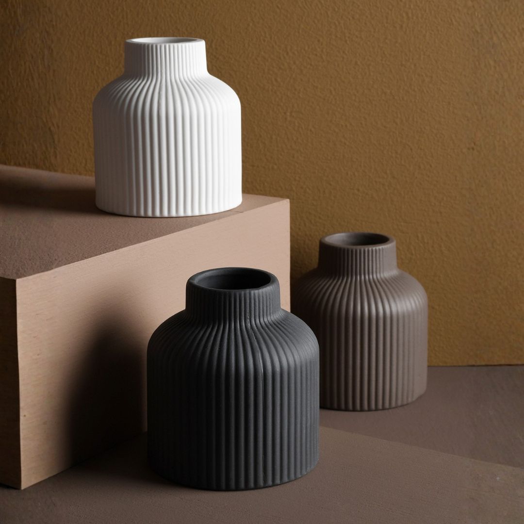 Piccoli vasi di design svedese in ceramica porosa opaca di colore antracite, bianco e marrone