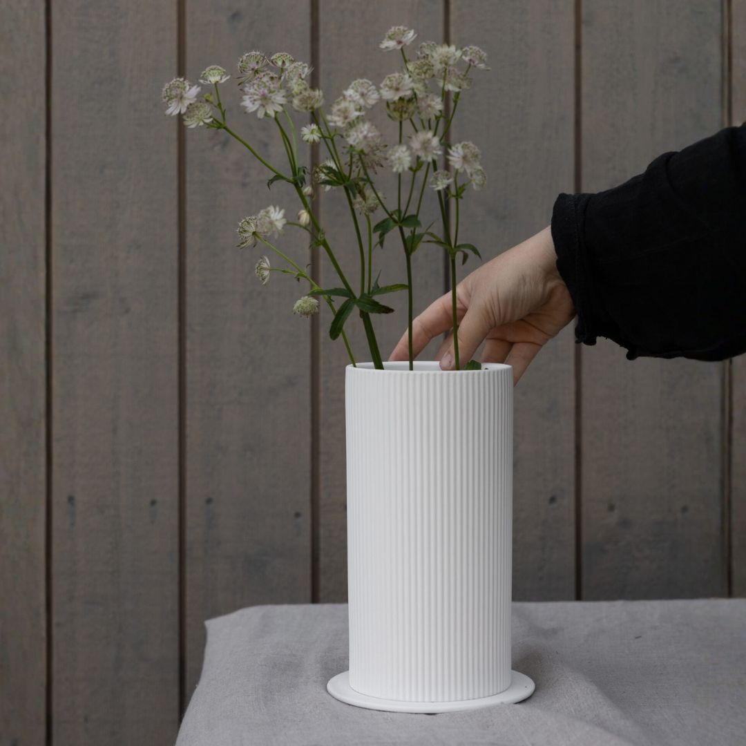 Vaso in ceramica opaca con superficie porosa di colore bianco per fiori freschi o secchi