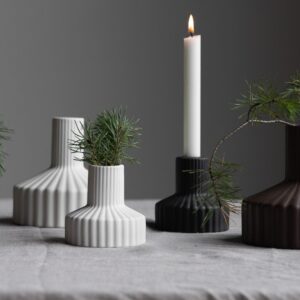 Piccolo vaso adatto anche come portacandela in ceramica opaca di colore bianco dal design minimal in perfetto stile nordico