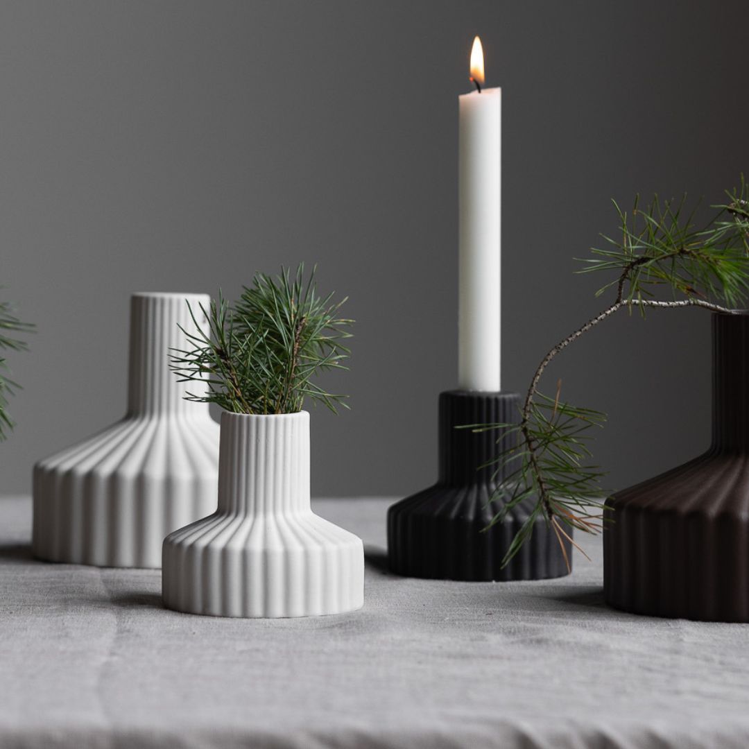 Piccolo vaso adatto anche come portacandela in ceramica opaca di colore bianco dal design minimal in perfetto stile nordico
